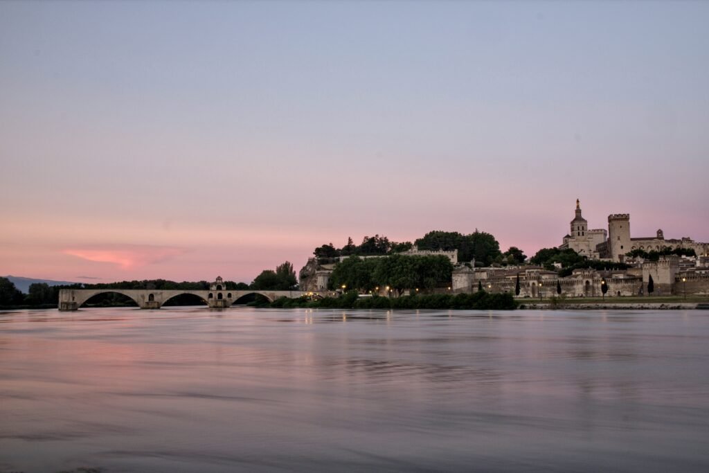 Ville d'Avignon vue du fleuve et le fameux pont d'Avignon